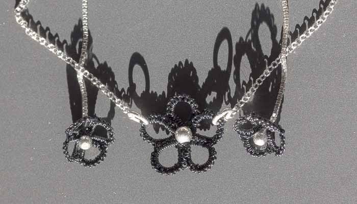 Bijoux fantaisie haut de gamme dentelle Hellébore noire
